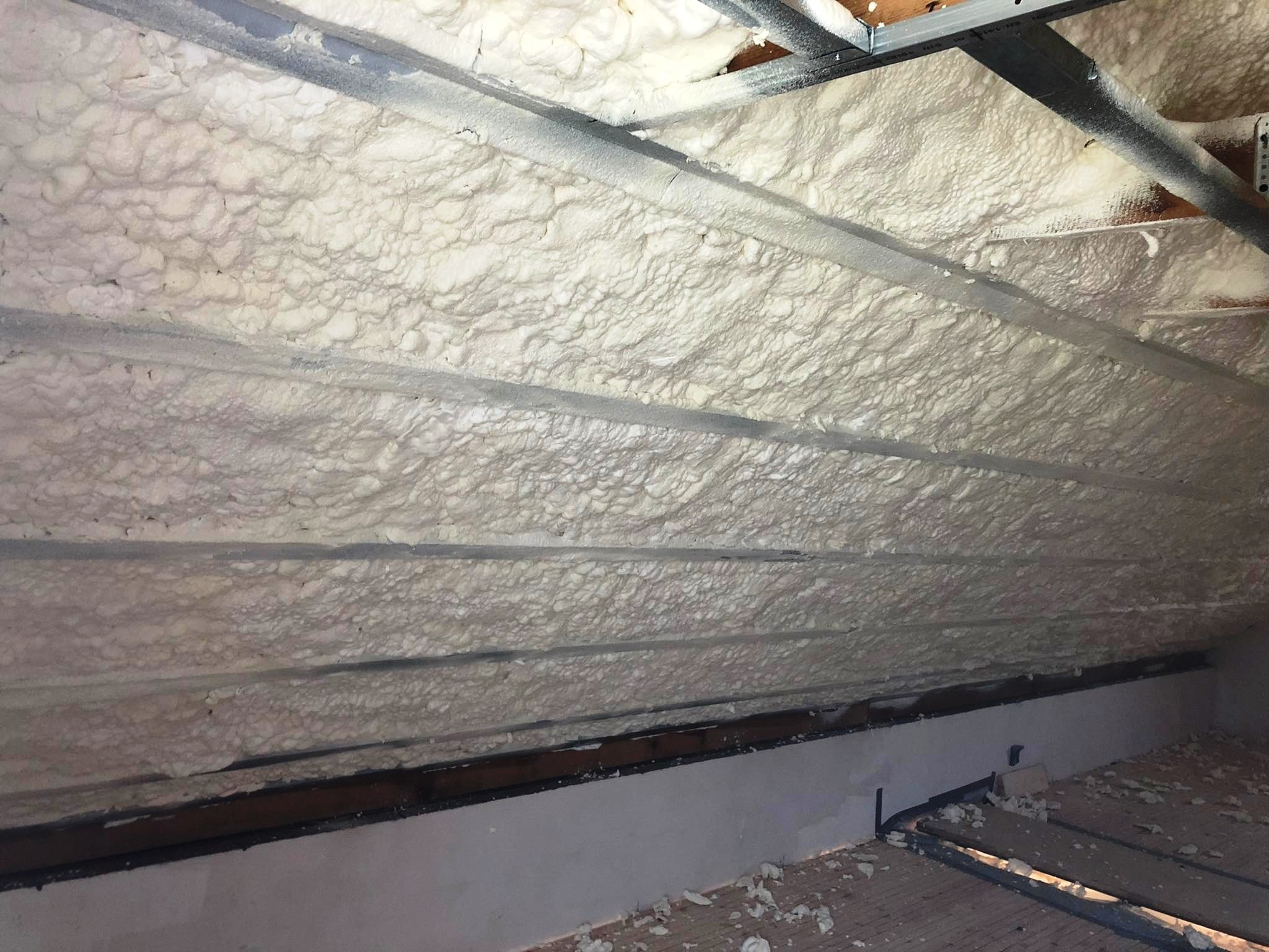 Zateplete svou střechu efektivně za pomoci stříkané izolace